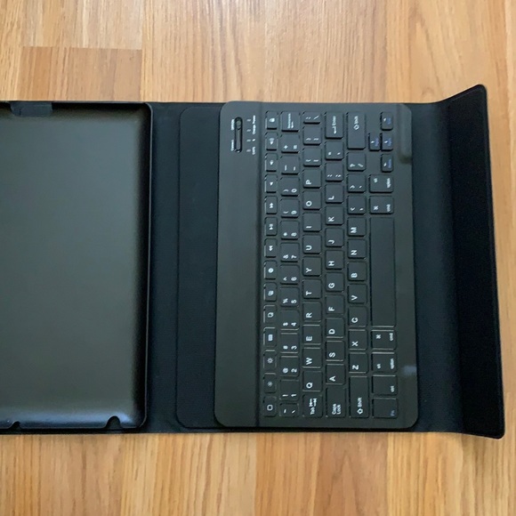 iPad case + chargeable wireless Bluetooth keyboard - Picture 3 of 9